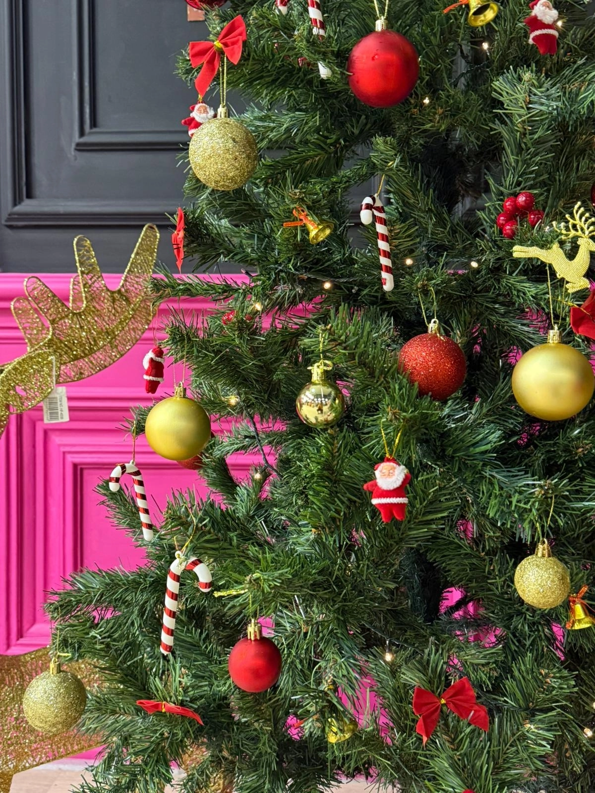 Happyland 180 Cm Yılbaşı Çam Ağacı Seti 5mSarı LedIşıklı 67’li Kırmızı Gold Yılbaşı Seti , KarSpreyi