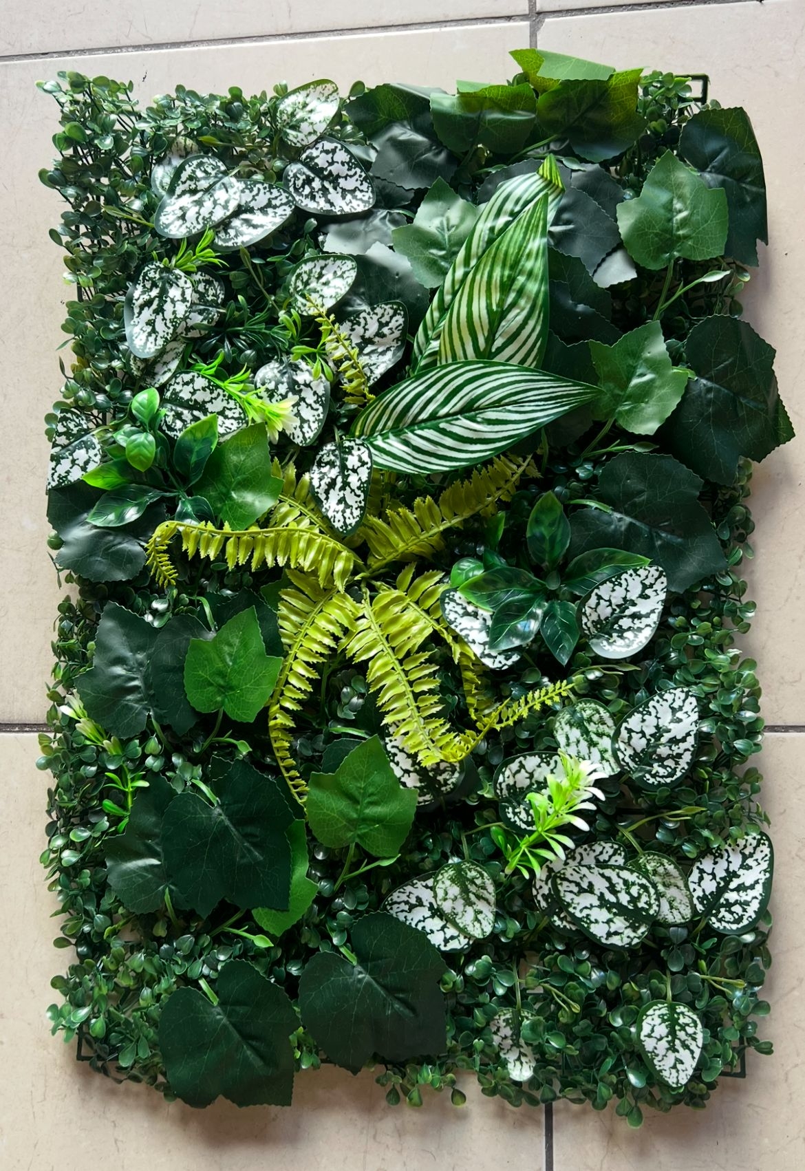 Happyland Yapay Çiçek Duvar Kaplama 40*60 Cm Panel Şimşir Süslü Yapraklı Dik Duvar Uygulama ÇimDikey Bahçe