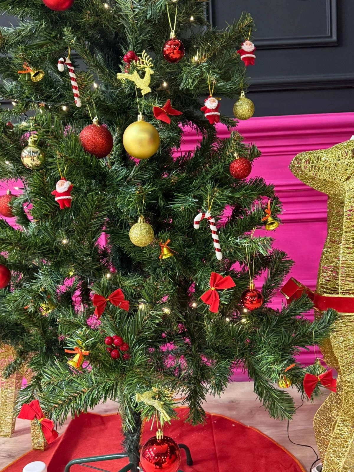 Happyland 180 Cm Yılbaşı Çam Ağacı Seti 5mSarı LedIşıklı 67’li Kırmızı Gold Yılbaşı Seti , KarSpreyi