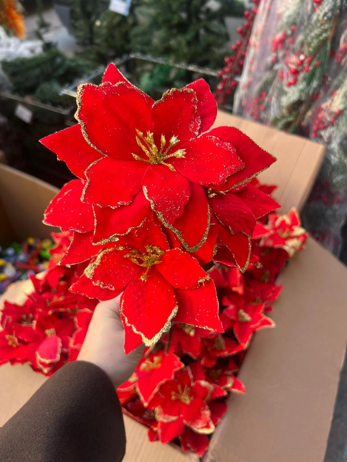 Happyland Yılbaşı Çiçeği 1 Demet 5 Çiçekli Kırmızı Gold Simli Ponsetya Atatürk Çiçeği Yılbaşı Yapay Çiçek