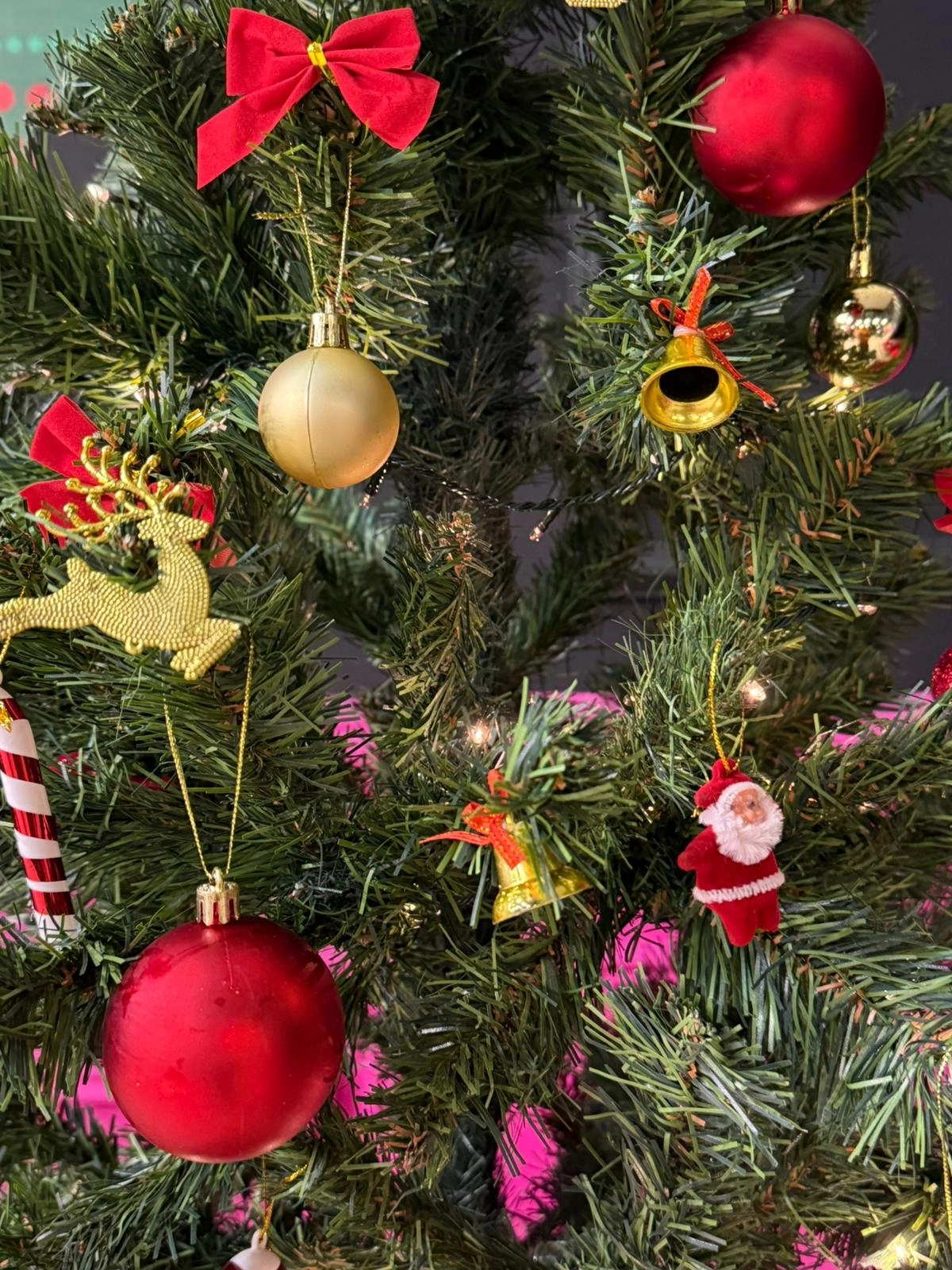 Happyland 180 Cm Yılbaşı Çam Ağacı Seti 5mSarı LedIşıklı 67’li Kırmızı Gold Yılbaşı Seti , KarSpreyi