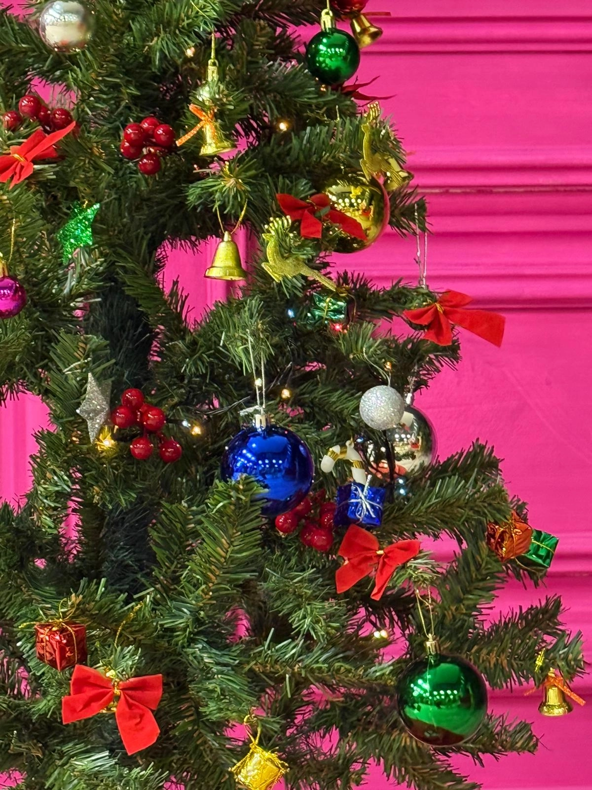 Happyland 150 cm Yılbaşı Çam Ağacı Seti 5 m Rgb Led Işıklı 88’li Yılbaşı Süsleri Paketi ,Kar Spreyi